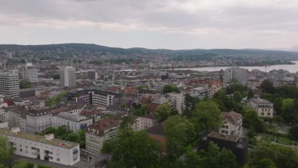 아이스 연맹의 빌라와 본부와 호수로 도시의 풍경을 보여줍니다 취리히 스위스 — 비디오