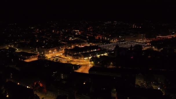 Sbbチューリッヒハウプトバーンホフの夜景と周辺の照らされた通り メイン駅との夜の街並み チューリッヒ スイス — ストック動画