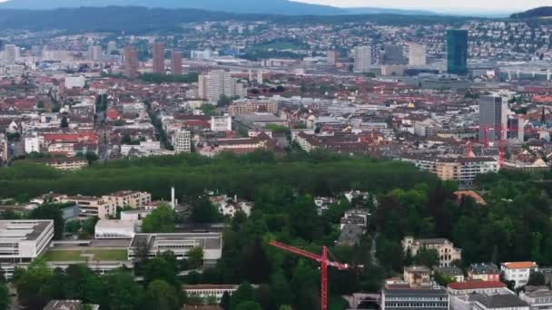 Αεροφωτογραφία Της Αστικής Γειτονιάς Πάρκα Και Πράσινο Αρκετά Σύγχρονα Ψηλά — Αρχείο Βίντεο