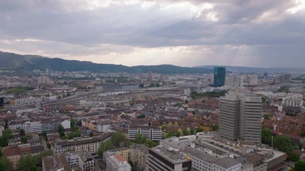 Légi Felvétel Városról Felhős Napokon Lakóépületek Városi Kerületekben Közlekedési Infrastruktúrában — Stock videók
