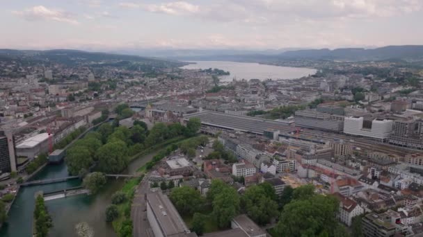 Panoramiczny Widok Miasto Rzeka Przepływająca Przez Dzielnicę Miejską Pod Nowoczesną — Wideo stockowe