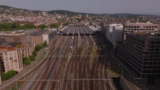 市街地のメインステーションと周辺の建物の空中ビュー 後方には鉄道や電車が流れている チューリッヒ スイス — ストック動画
