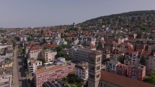 Nagrania Lotnicze Miejskiej Dzielnicy Słoneczny Dzień Wielopiętrowe Kamienice Ulice Zurych — Wideo stockowe