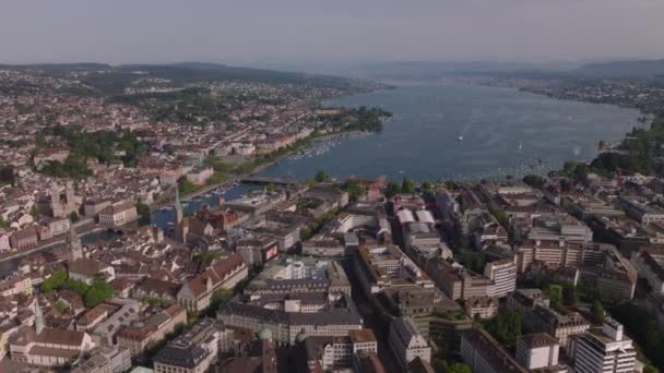 Turistik Manzaralı Büyük Gölü Olan Tarihi Şehir Merkezinin Sinematik Görüntüleri — Stok video