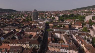Şehir merkezindeki binaların üzerinden uçuyor. Bloklar halinde dizilmiş çok katlı evler. Zürih, İsviçre.