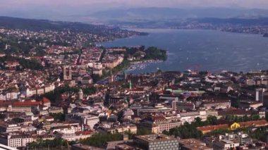 Göldeki şehrin hava panoramik görüntüleri. Arka planda kuleleri ve uçsuz bucaksız su yüzeyiyle tarihi manzaralar. Zürih, İsviçre.