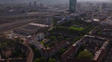 Şehir merkezindeki apartmanların yüksek açılı manzarası. Endüstriyel salonu ve geniş demiryolu tersanesi. Zürih, İsviçre.