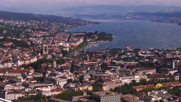 호수에서 도시의 파노라마 배경에 표면으로 역사적인 취리히 스위스 — 비디오