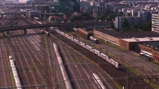 通过现代商业大厦的铁路轨道上通勤列车的空中景观 瑞士苏黎世 — 图库视频影像