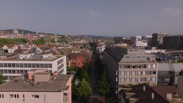 その後 市街地の通りを上空に飛びます 屋上テラス付きの多国籍アパートメントハウスです チューリッヒ スイス — ストック動画