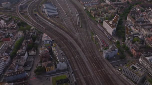 線路とスイッチ付きの広範な鉄道ヤードの高角度ビュー 列車はさまざまな方向から来ています チューリッヒ スイス — ストック動画