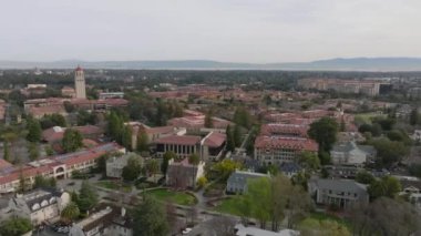 Şehrin üzerinde uç, binaların havadan görünüşü. Stanford Üniversitesi kampüsünün panoramik manzarası. Stanford, California, ABD.