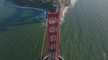 Golden Gate Köprüsü 'nde giden arabaların hava görüntüleri. Boğaz boyunca uzanan büyük kırmızı çelik asma köprü. San Francisco, California, ABD.