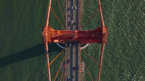 大型悬索桥悬索塔升降画面 鸟瞰金门大桥在水面上的交通情况 美国加利福尼亚州旧金山 — 图库视频影像