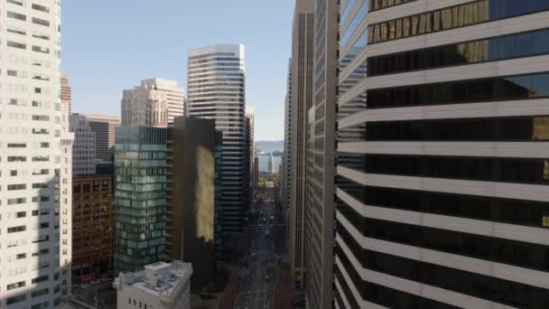 金融区市场街一带现代化的市中心摩天大楼 往上走沿着高层办公大楼的正面飞去 美国加利福尼亚州旧金山 — 图库视频影像