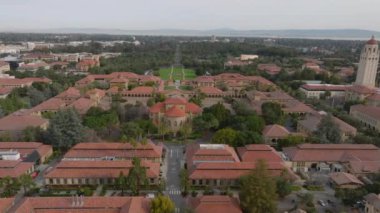 Forvetler kilisenin üzerinde ve Stanford Üniversitesi kampüsünün ana meydanında uçuyor. Stanford, California, ABD.