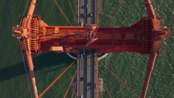 从上至下是著名的金门大桥大红色钢结构的升降镜头 在海峡上多车道公路上行驶的车辆 美国加利福尼亚州旧金山 — 图库视频影像