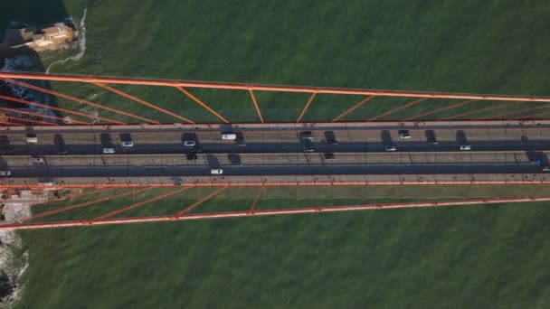 在通往海峡上方金门大桥的多车道干线公路上 鸟瞰着交通 太阳低 阴影长 美国加利福尼亚州旧金山 — 图库视频影像