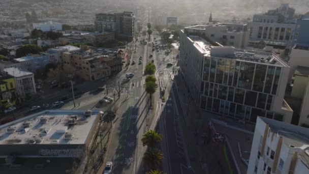 大都市の通りでの交通の空中ビュー 道路の交差点を介して運転車両の高角度ビュー 米国カリフォルニア州サンフランシスコ — ストック動画