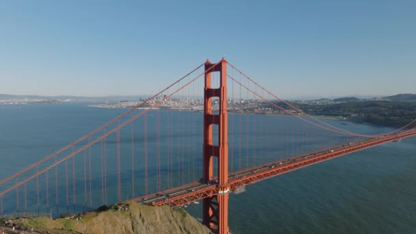 遠くに海峡と大都市の上に大きな吊り橋の鋼構造の空中ビュー ゴールデンゲートブリッジでの交通量が多い 米国カリフォルニア州サンフランシスコ — ストック動画