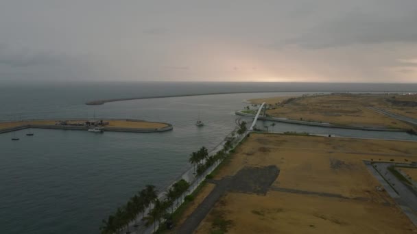 Pemandangan Udara Rancangan Modern Port City Footbridge Marina Terbang Atas — Stok Video