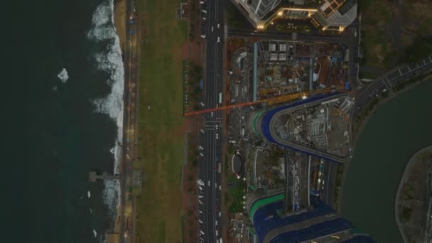 多国籍道路 新しいホテルの複合施設の建設現場の上を飛行してください トップダウン ダウン ショット コロンボ スリランカ — ストック動画