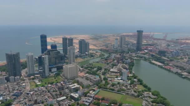 Vista Panorâmica Aérea Borough Urbano Beira Mar Com Edifícios Modernos — Vídeo de Stock
