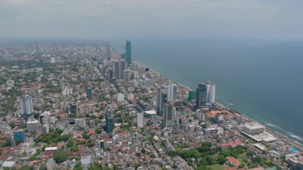 Vista Panorâmica Aérea Desenvolvimento Cidade Costa Oceânica Arranha Céus Edifícios — Vídeo de Stock