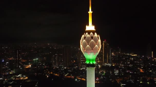 Fliegen Sie Die Farbwechselnde Spitze Des Berühmten Lotus Tower Über — Stockvideo