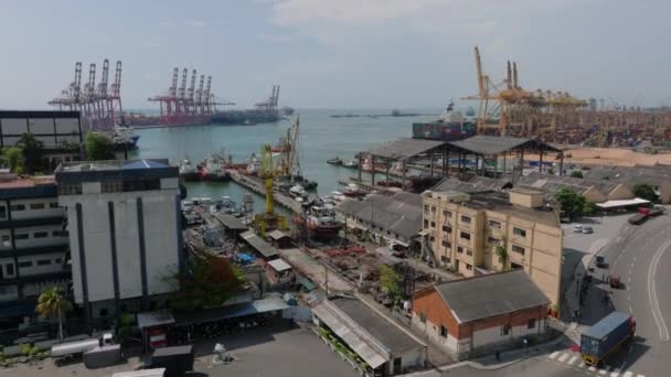 Rekaman Udara Dari Pelabuhan Laut Terminal Kontainer Besar Dan Derek — Stok Video