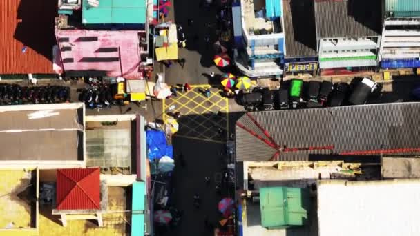 都市の通りを歩く人々の詳細な鳥の目のショット 忙しい商業エリアの市場との狭い通路の高い角度の眺め コロンボ スリランカ — ストック動画