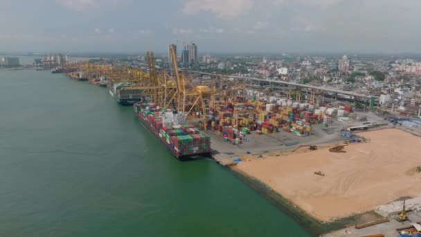 Panoramisch Uitzicht Vanuit Lucht Containerterminal Vrachthaven Gebouwen Stadsdeel Achtergrond Colombo — Stockvideo