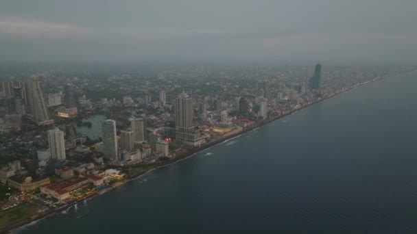Luftpanoramablick Auf Die Meeresküste Verschiedene Gebäude Stadtviertel Entlang Des Meeres — Stockvideo