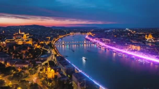 Soumraku Klidně Protékají Hlavním Městem Nad Řekou Dunaj Letecký Panoramatický — Stock video