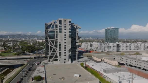 Воздушный Слайд Панорамные Кадры Современного Дизайна Многоэтажного Офисного Здания Бетонный — стоковое видео