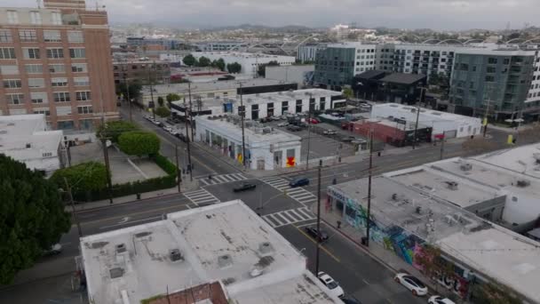 Şehir Merkezinin Caddelerindeki Trafiğin Hava Görüntüsü Arabalar Kavşaktan Geçiyor Los — Stok video