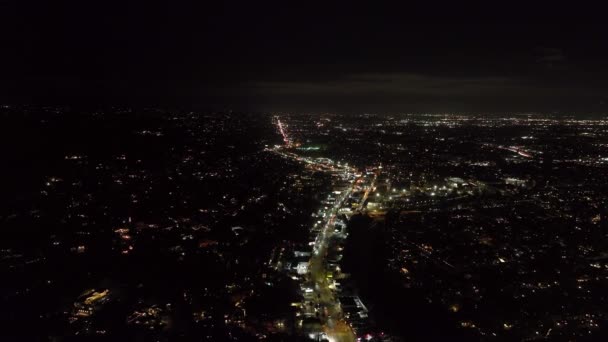 Светящийся Бульвар Городском Районе Мегаполисе Ночью Вперед Летят Над Большим — стоковое видео