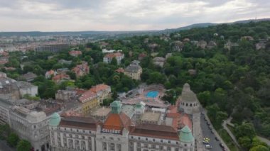 Popüler ve ünlü Gellert Hamamlarının yakınındaki tepedeki park ve konutların havadan yükselen görüntüleri. Budapeşte, Macaristan.
