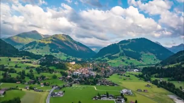 앞으로 언덕과 계곡과 아름다운 풍경을 하늘에 구름이 굴러와 Hyperlapse Gstaad — 비디오