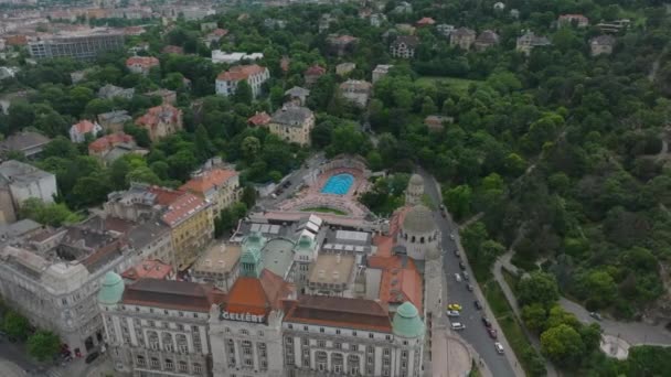 都市のゲラートバースの高層ビュー 熱プールのある歴史的な建物の複合体 緑の植生に囲まれた豪華な住宅やヴィラ ブダペスト ハンガリー — ストック動画