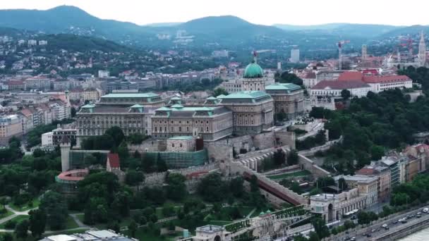 歴史的な城と宮殿の複合体の航空映画映像 有名な観光名所バウダ城 ブダペスト ハンガリー — ストック動画