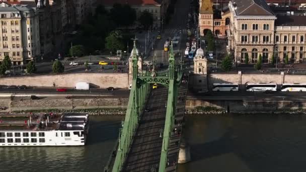 Imágenes Aéreas Hermosa Szabadsag Ocultaron Puente Sobre Río Danubio Edificios — Vídeo de stock