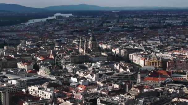 メトロポリス上空を飛行する 太陽の光に照らされた歴史的な市内中心部の観光名所 ブダペスト ハンガリー — ストック動画