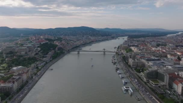 Fremad Flyver Donau Floden Byen Historiske Bygninger Turistattraktioner Havnefronter Budapest – Stock-video