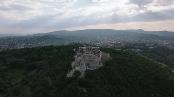 丘の上の歴史的な要塞の航空写真 シタデラは緑の木に囲まれています ブダペスト ハンガリー — ストック動画