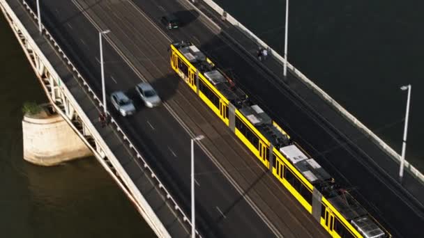 Vue Angle Élevé Tramway Moderne Conduisant Sur Pont Milieu Route — Video
