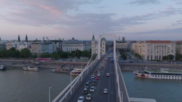 Vista Aérea Tráfego Pesado Ponte Erzsebet Que Abrange Rio Danúbio — Vídeo de Stock