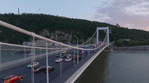 Nehir Üzerindeki Asma Köprüde Yoğun Trafik Var Ulaşım Altyapısının Günbatımında — Stok video