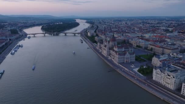 Αεροφωτογραφία Της Μεγάλης Πόλης Σούρουπο Δημοφιλή Όμορφο Κτίριο Του Ουγγρικού — Αρχείο Βίντεο