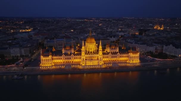 Αεροφωτογραφία Του Όμορφου Φωτισμένου Κτιρίου Orszaghaz Νύχτα Διάσημο Ουγγρικό Κοινοβούλιο — Αρχείο Βίντεο
